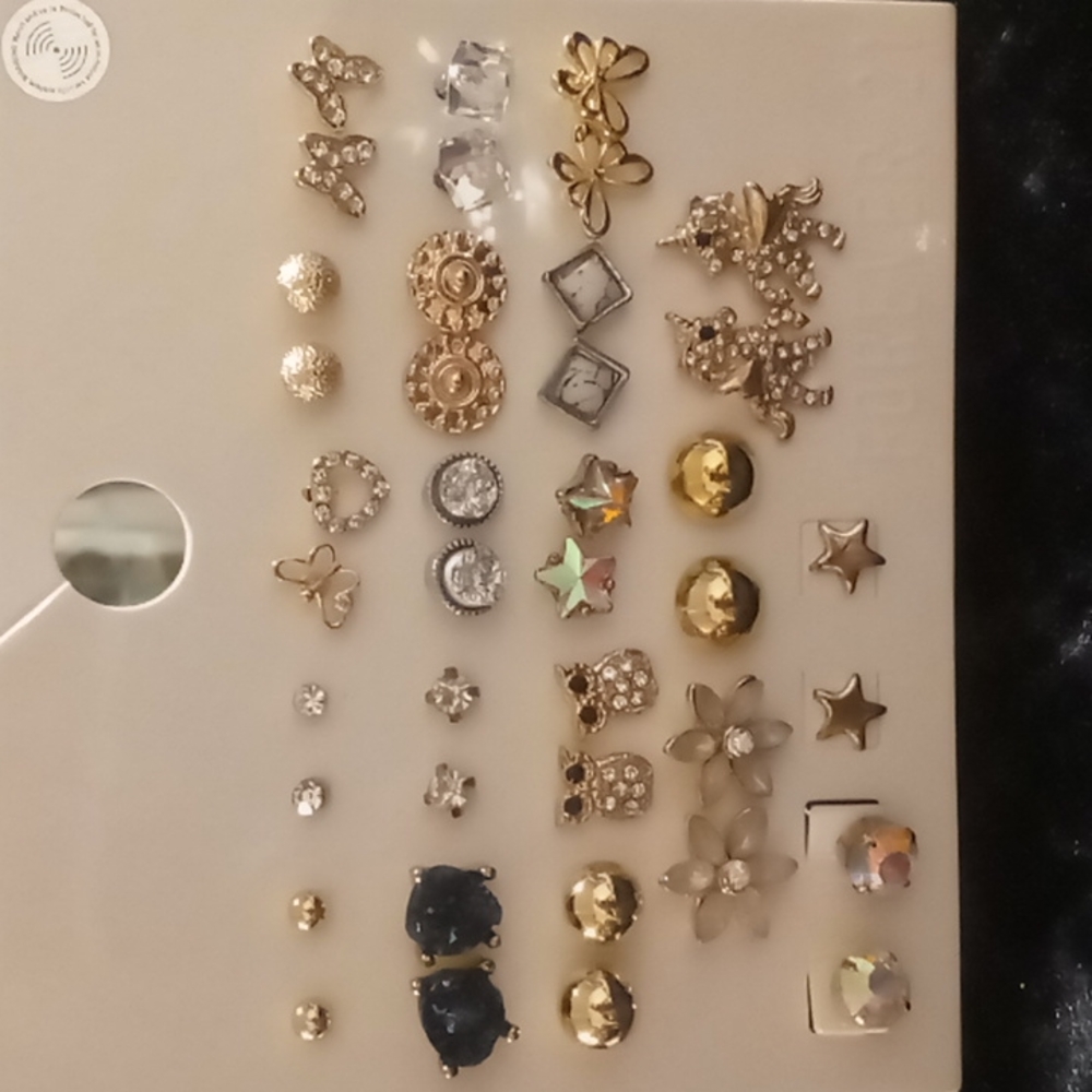 Forever 21 stud earrings 20 pairs. Nwot.
